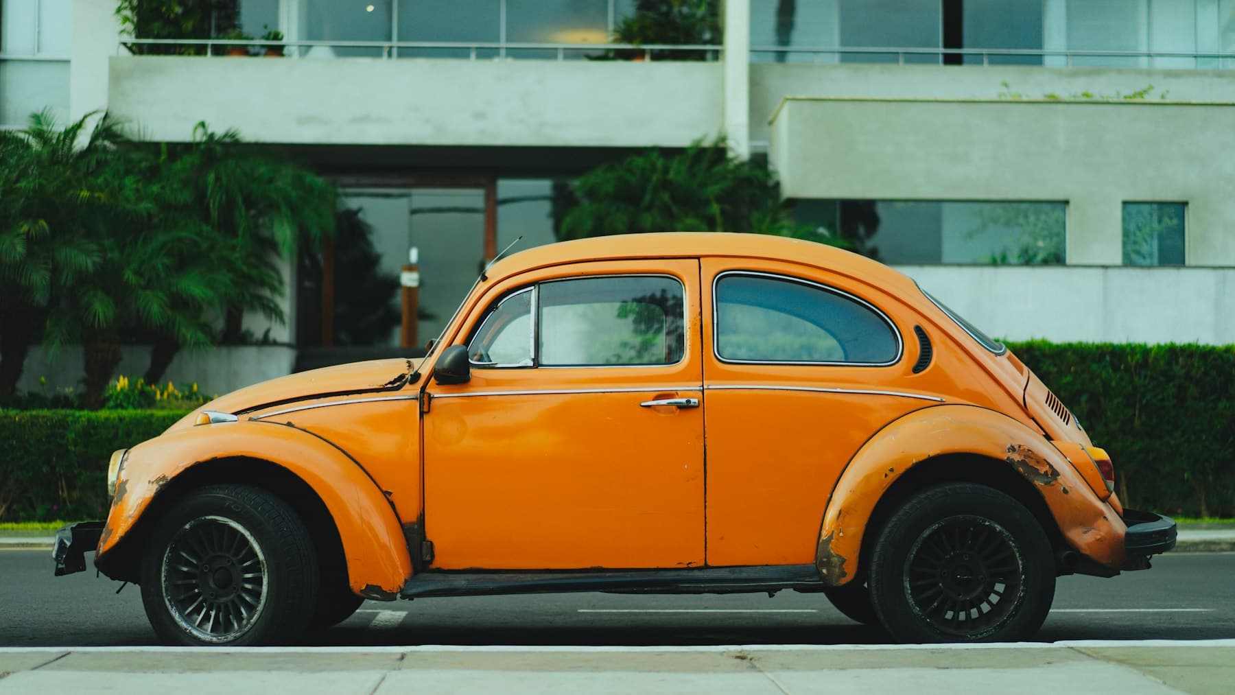 Automobile ancienne stationnée en ville