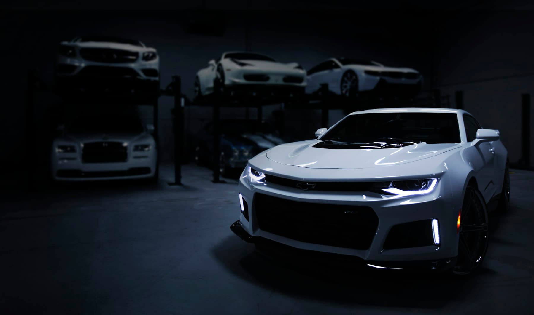 Parc Auto Prestige : véhicules disponibles sous éclairage d’exposition