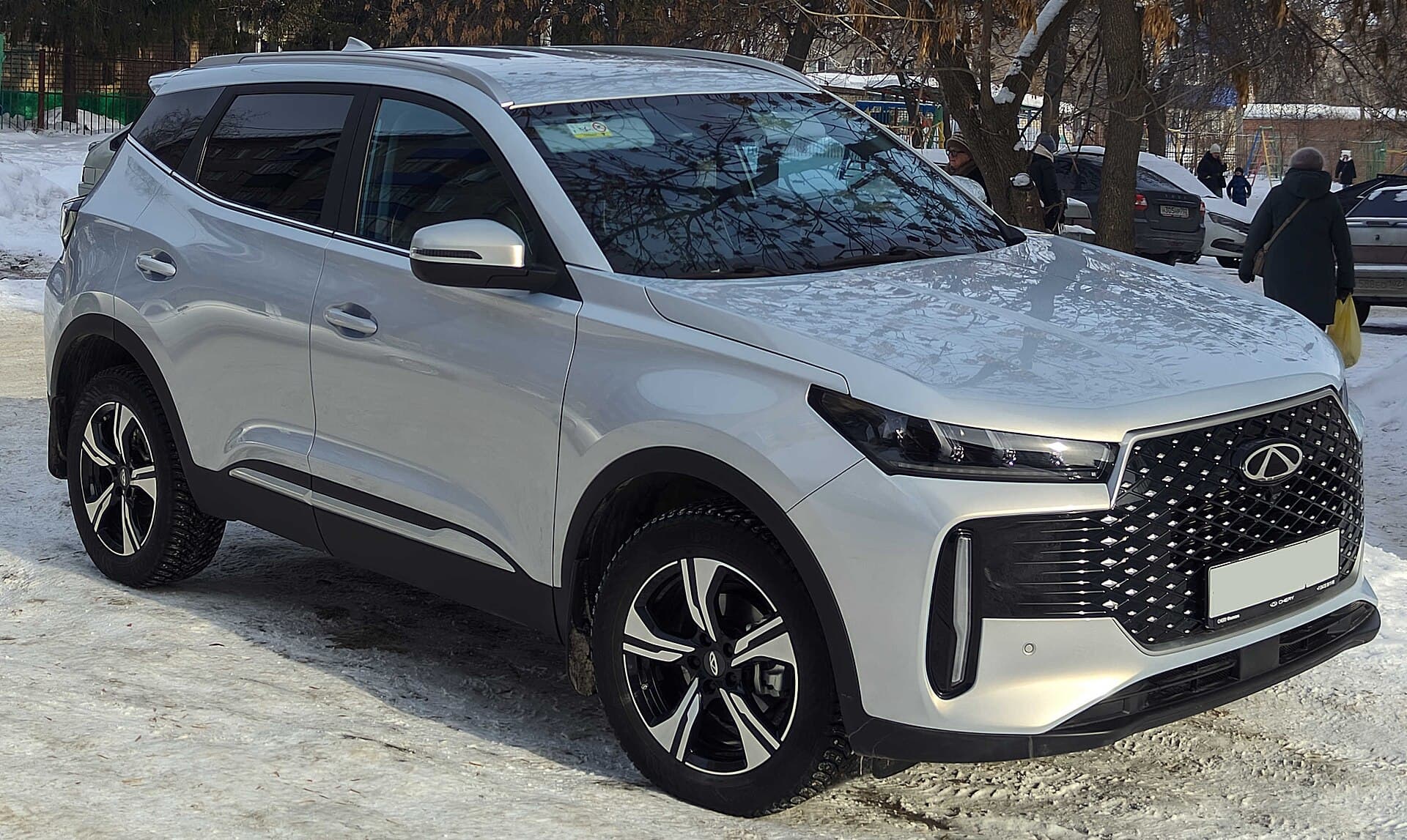 Chery Tiggo 4 Pro grise vue trois quarts avant