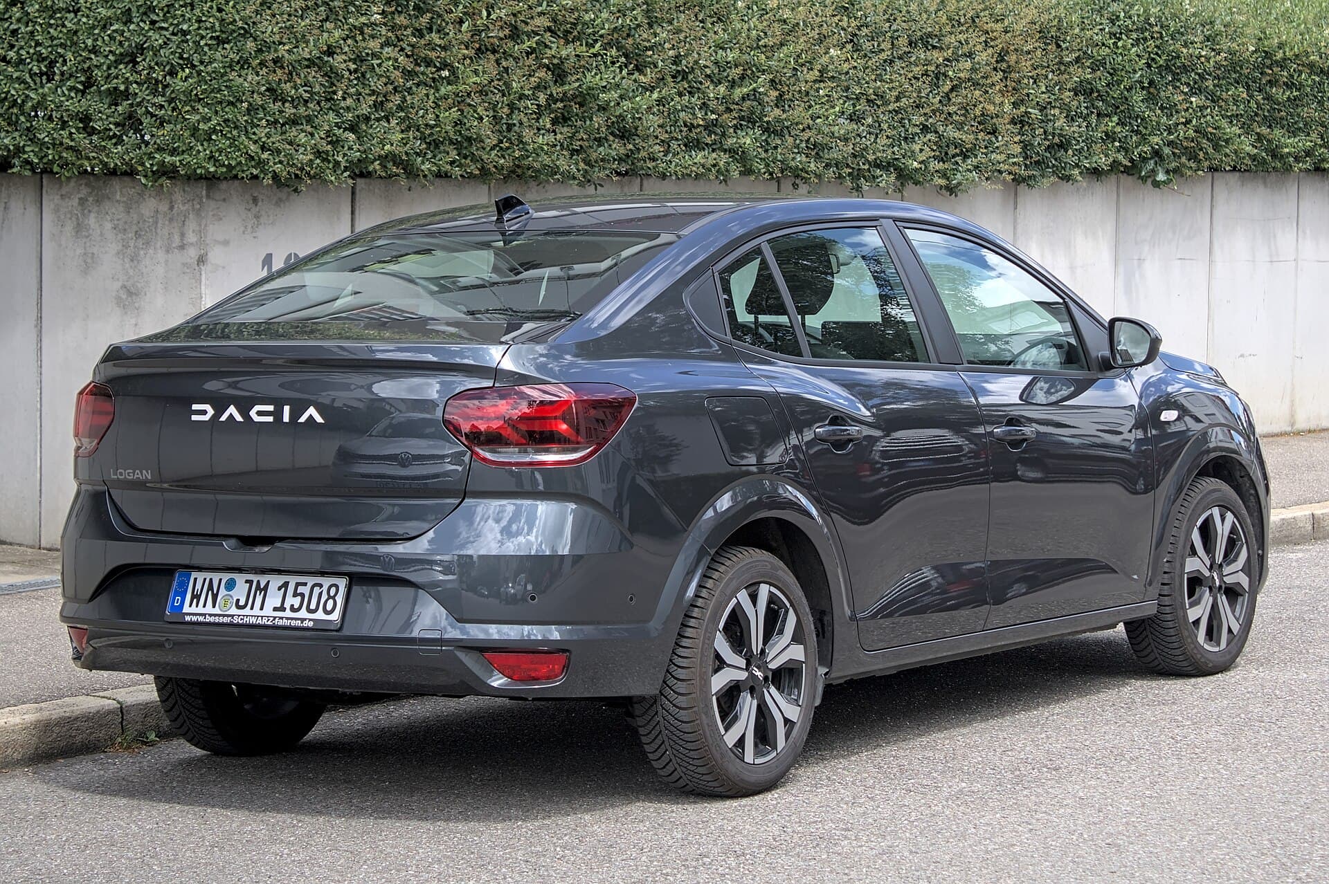 Dacia Logan grise vue trois quarts arrière