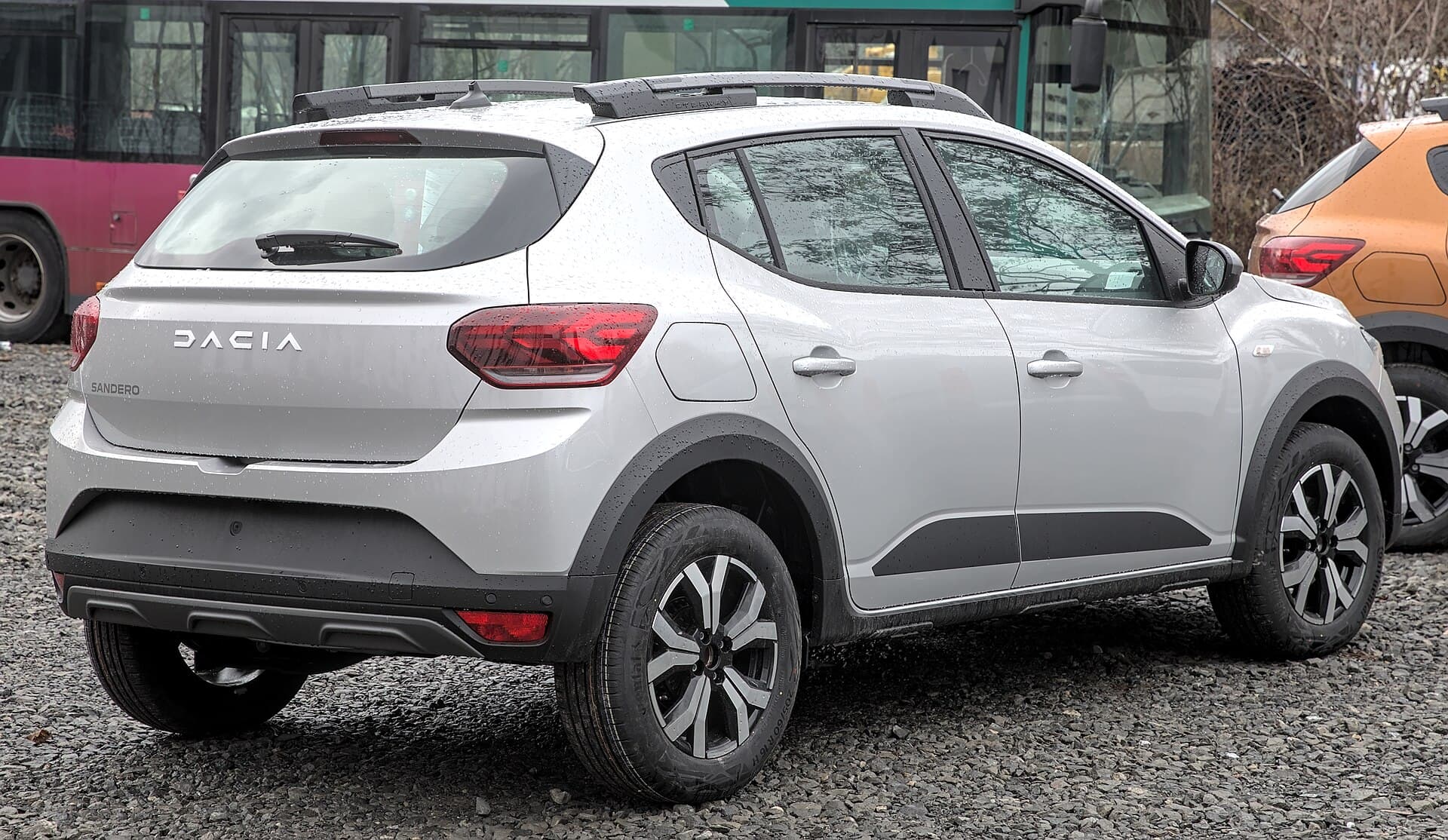 Dacia Sandero Stepway grise vue trois quarts arrière