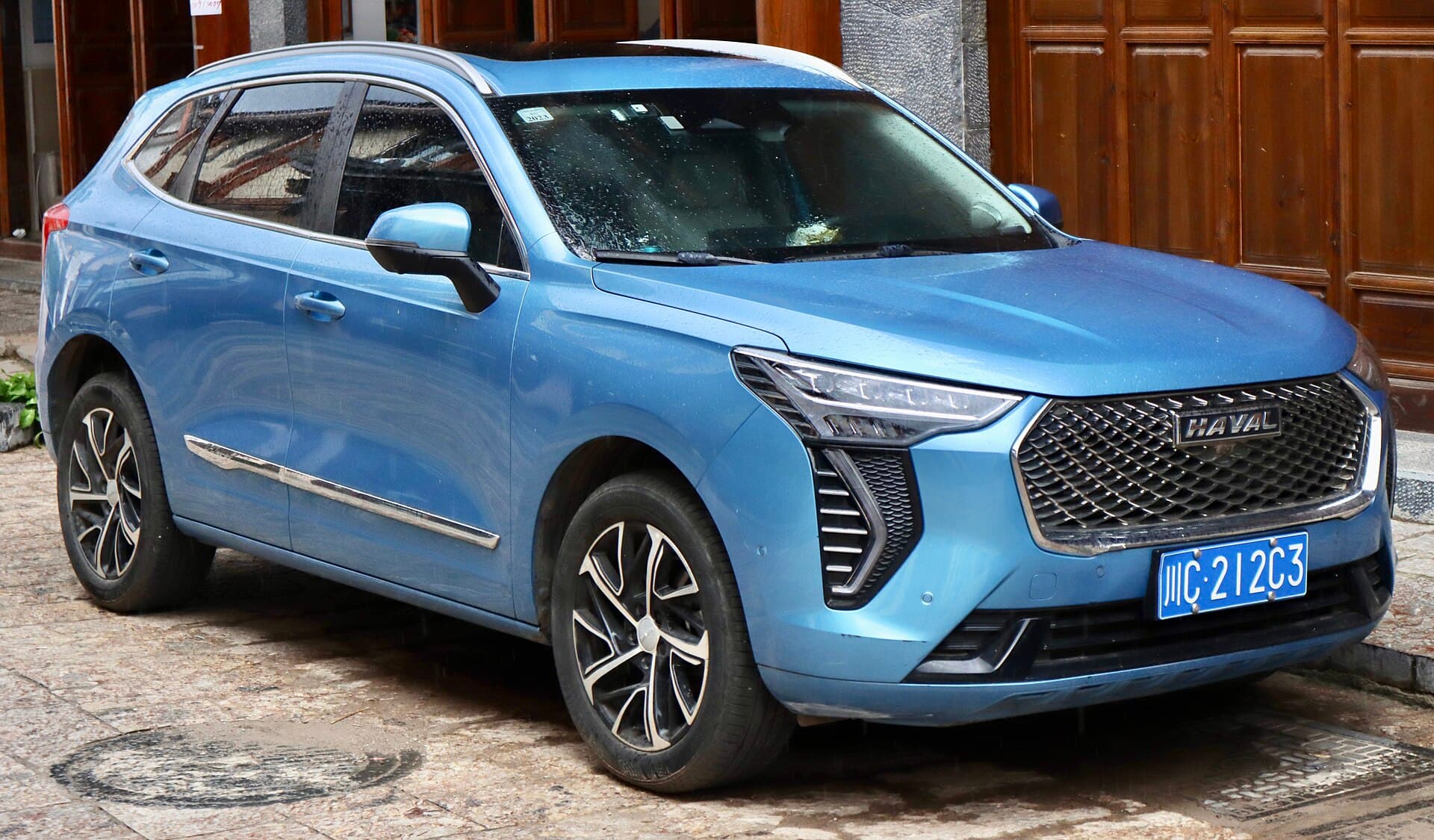 Haval Jolion bleue vue trois quarts avant