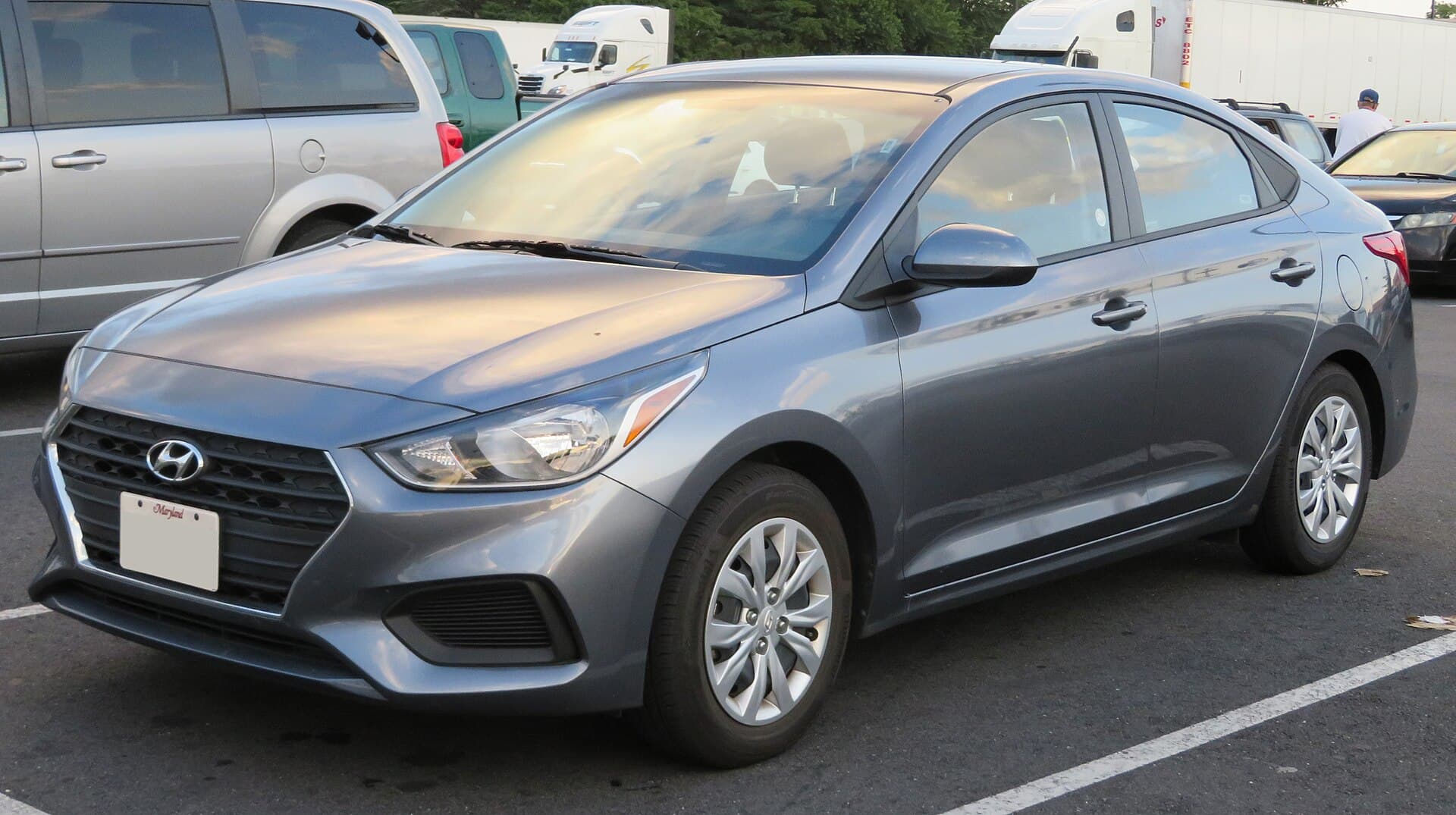 Hyundai Accent grise vue trois quarts avant