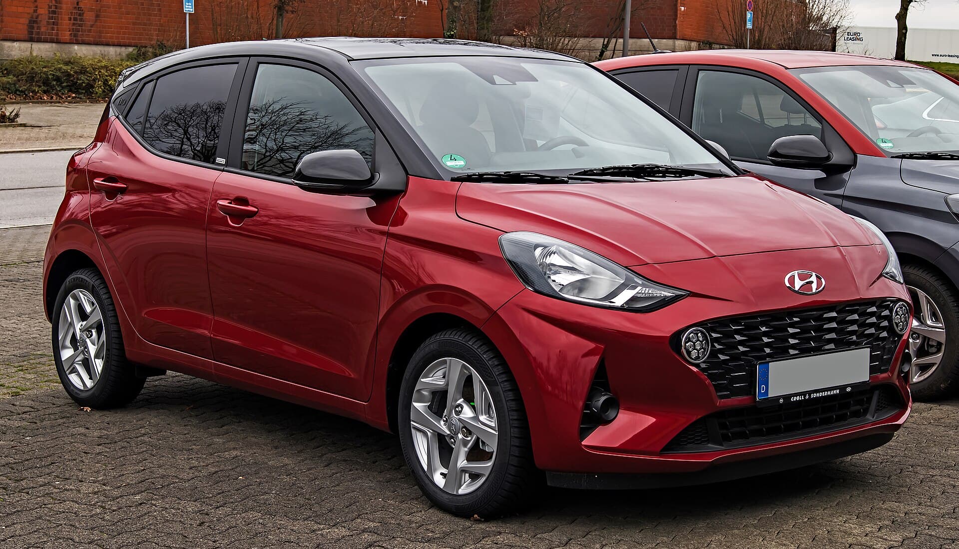 Hyundai i10 rouge vue trois quarts avant