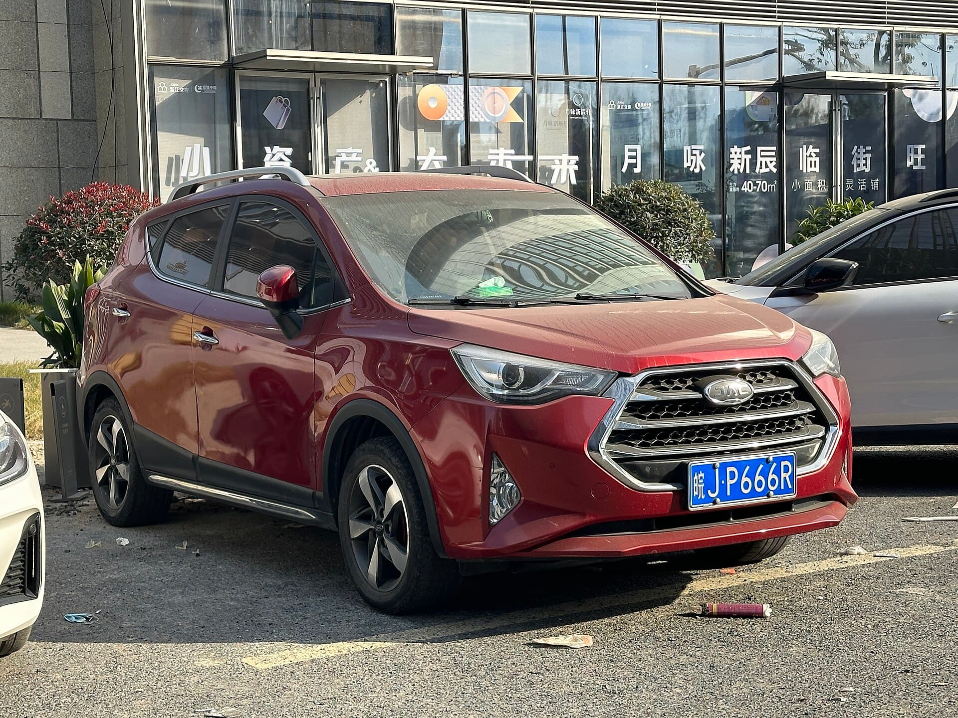 JAC S3 rouge vue trois quarts avant
