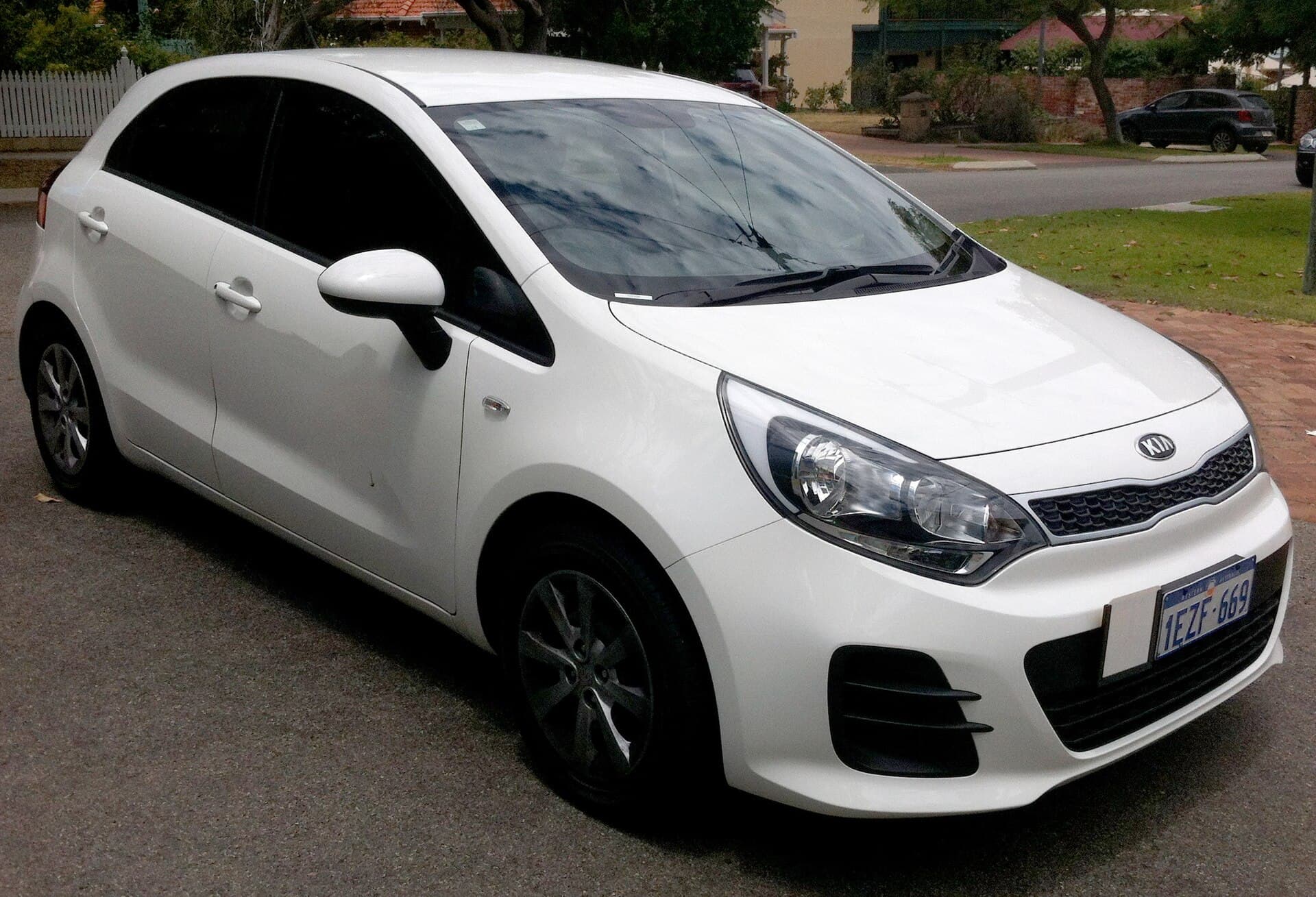 Kia Rio blanche vue trois quarts avant