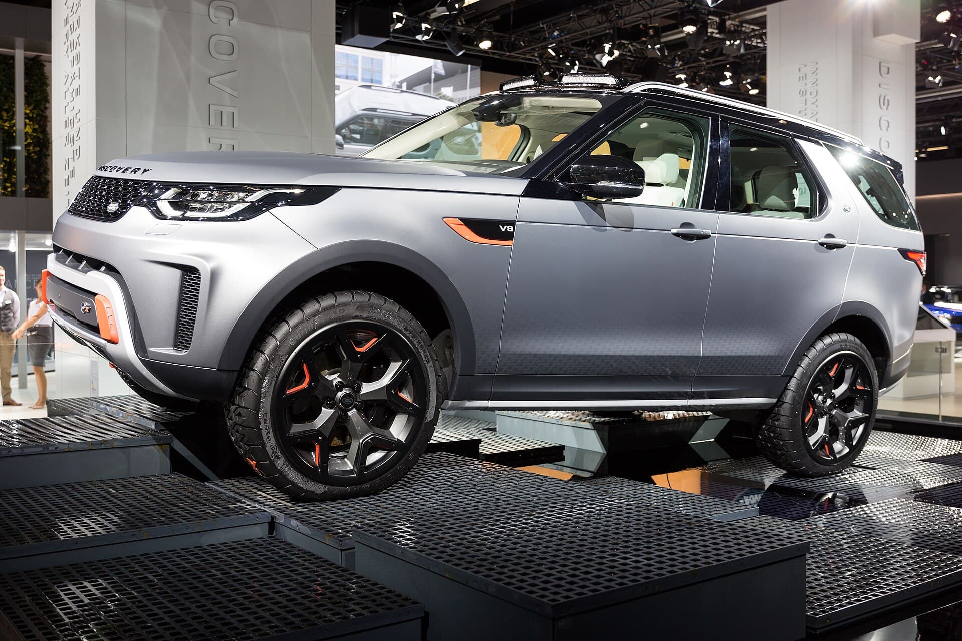 Land Rover Discovery grise vue trois quarts avant