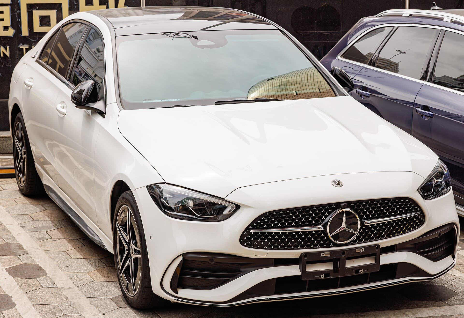 Mercedes Classe C grise vue trois quarts avant