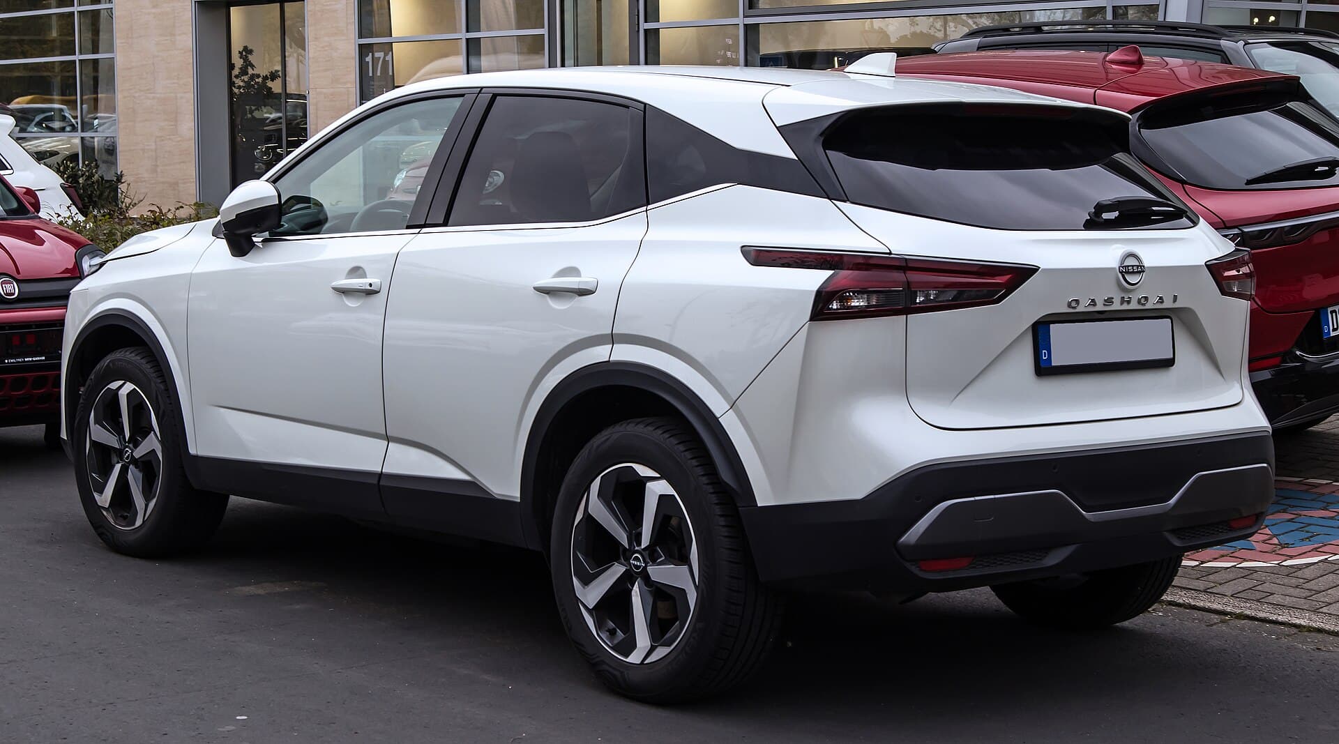 Nissan Qashqai blanche vue trois quarts arrière