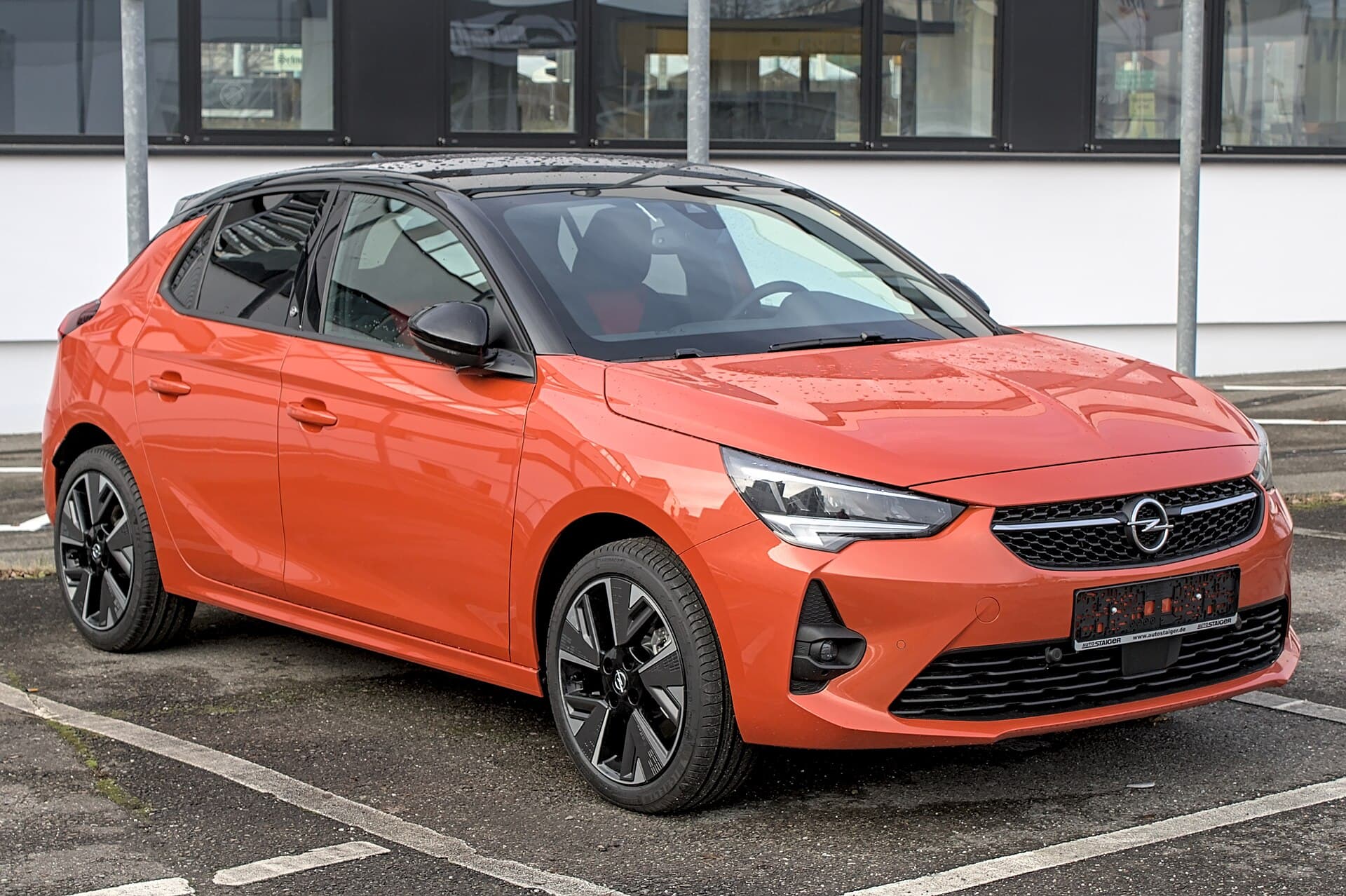 Opel Corsa orange vue trois quarts avant