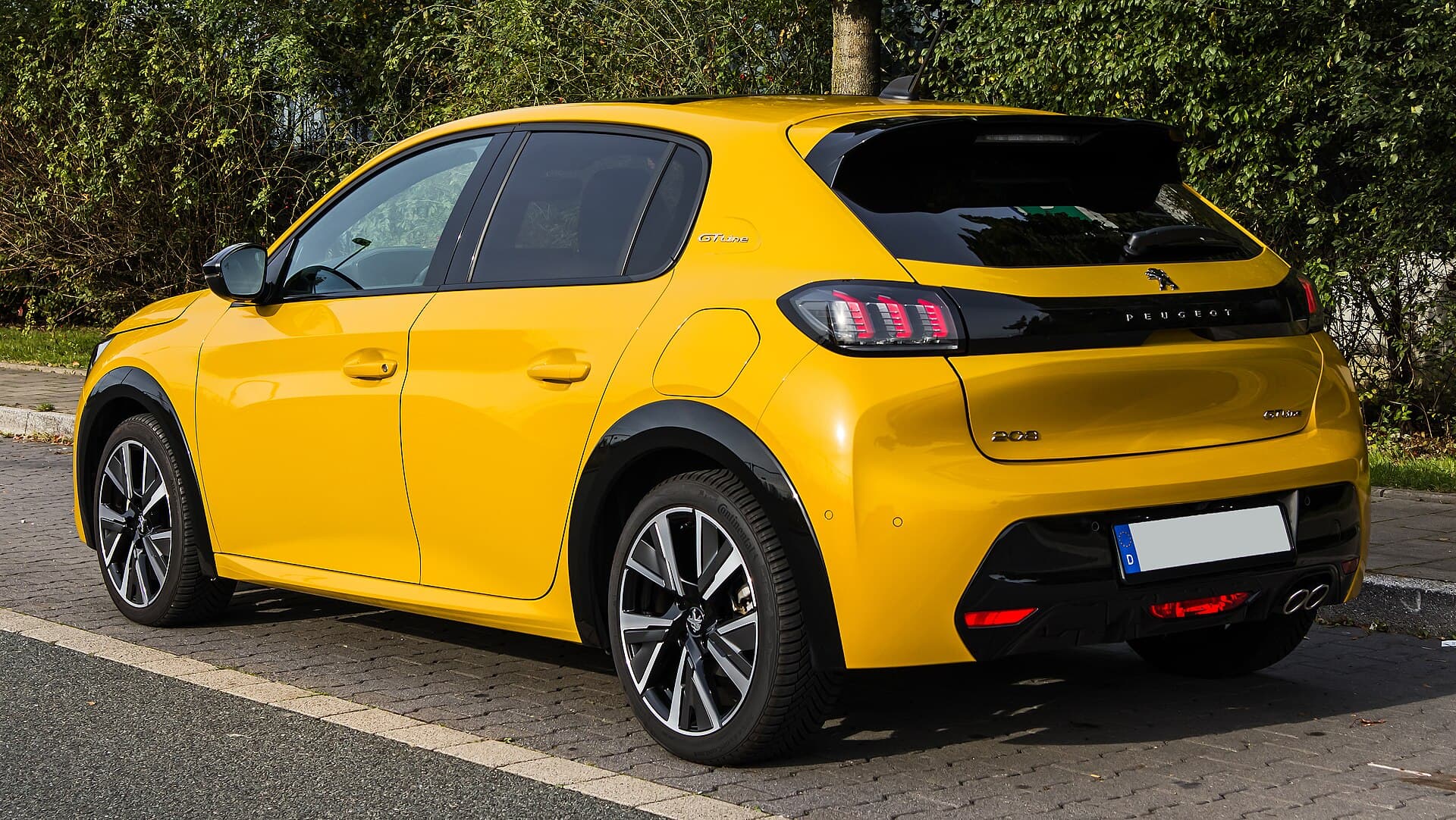 Peugeot 208 jaune vue trois quarts arrière