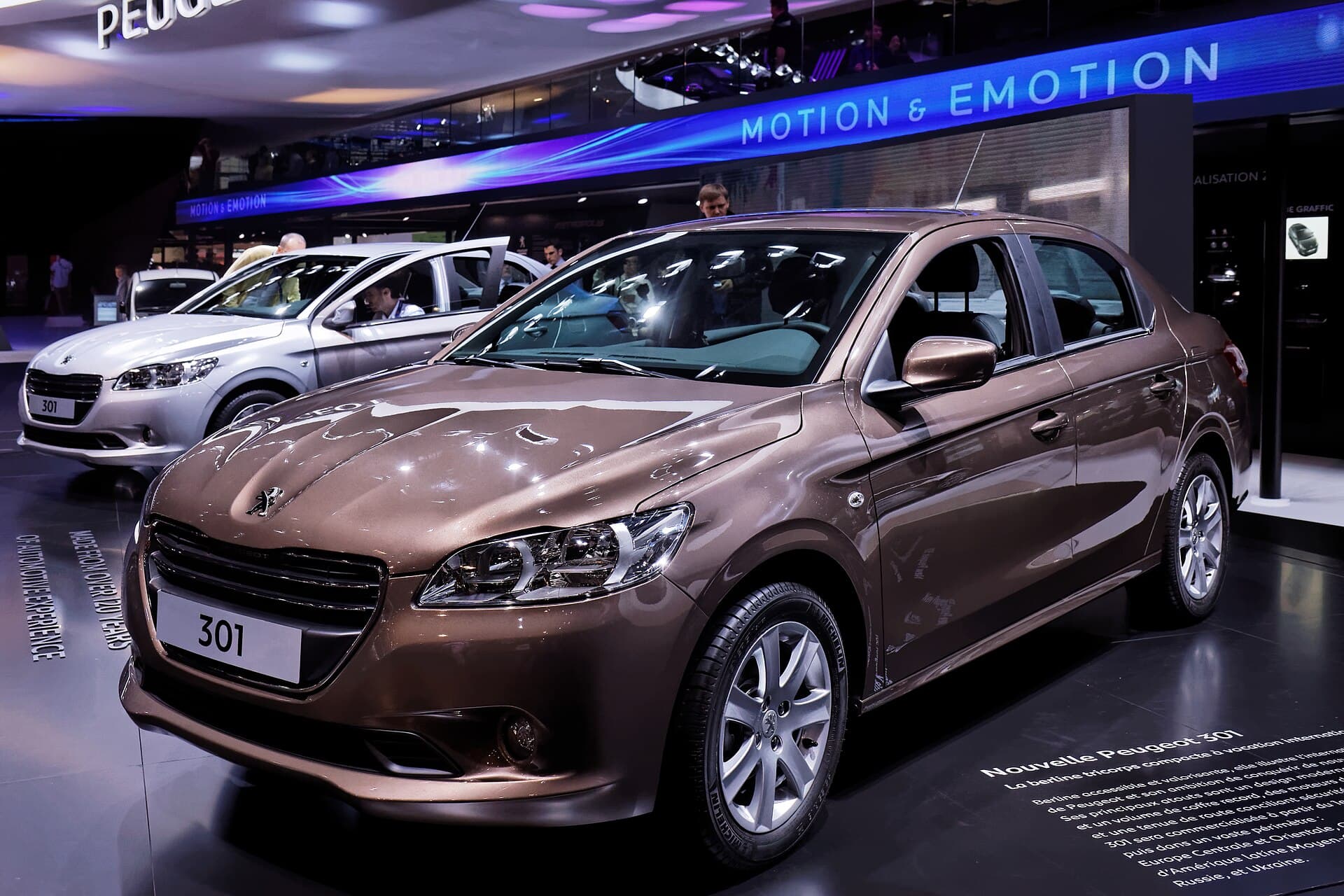 Peugeot 301 brune vue trois quarts avant