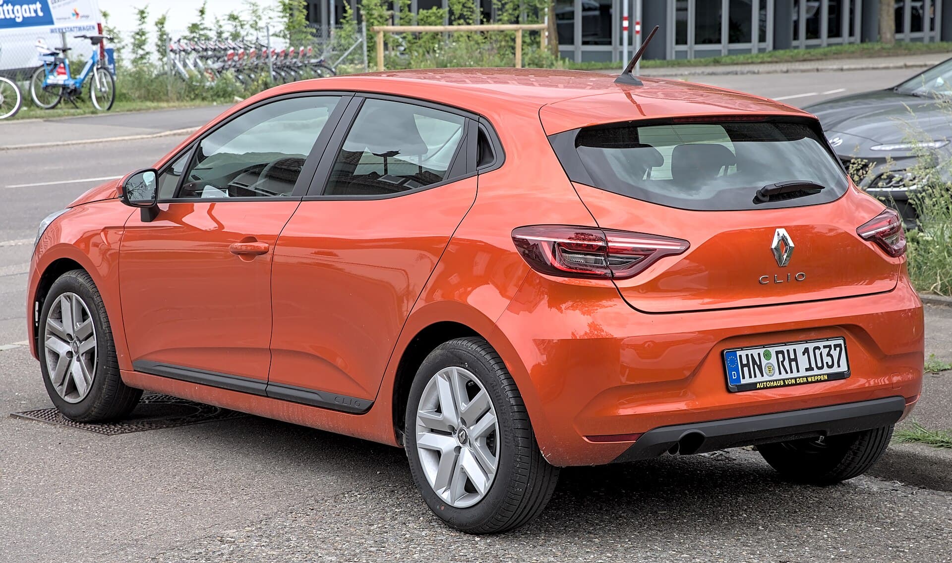 Renault Clio orange vue trois quarts arrière