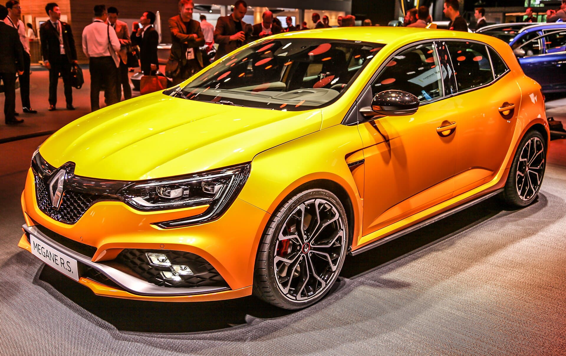 Renault Mégane jaune vue trois quarts avant