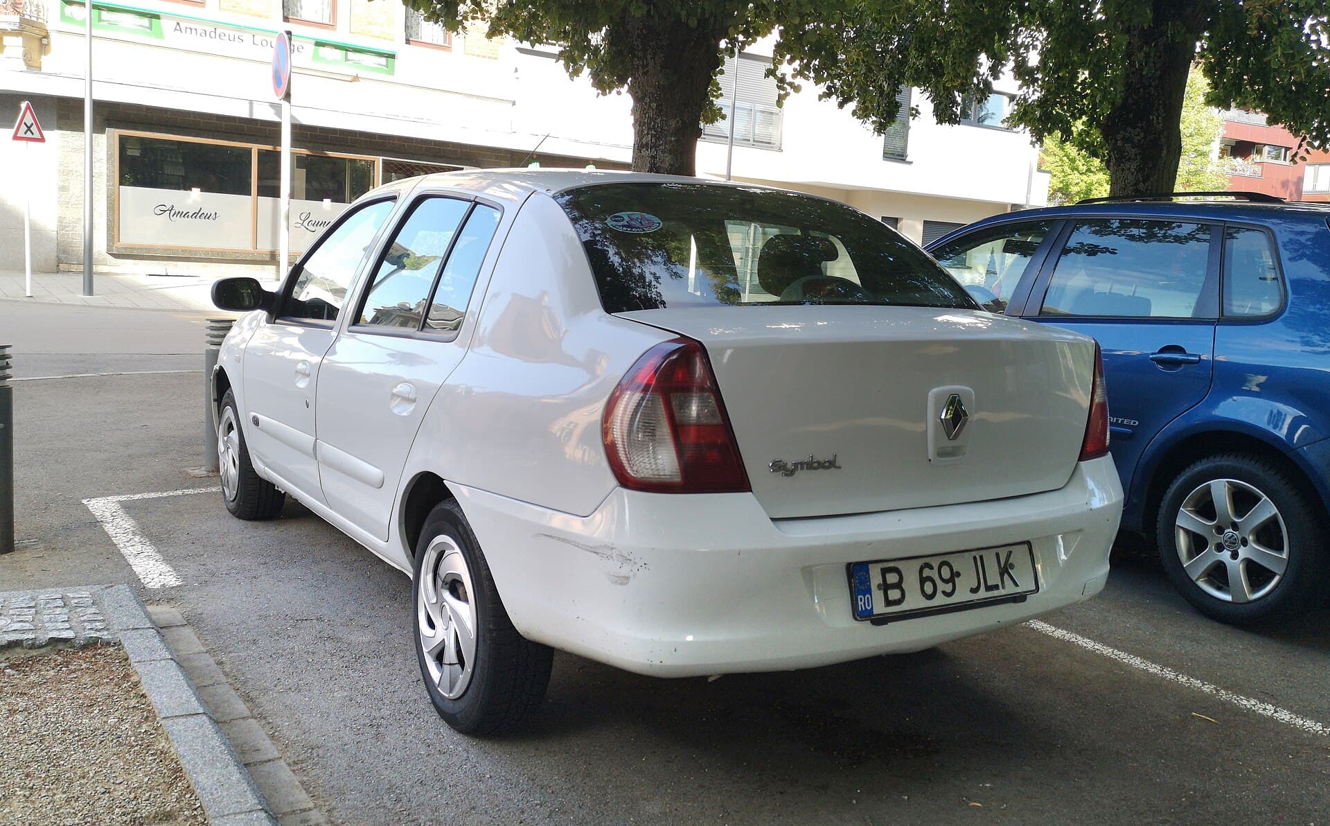 Renault Symbol blanche vue trois quarts arrière