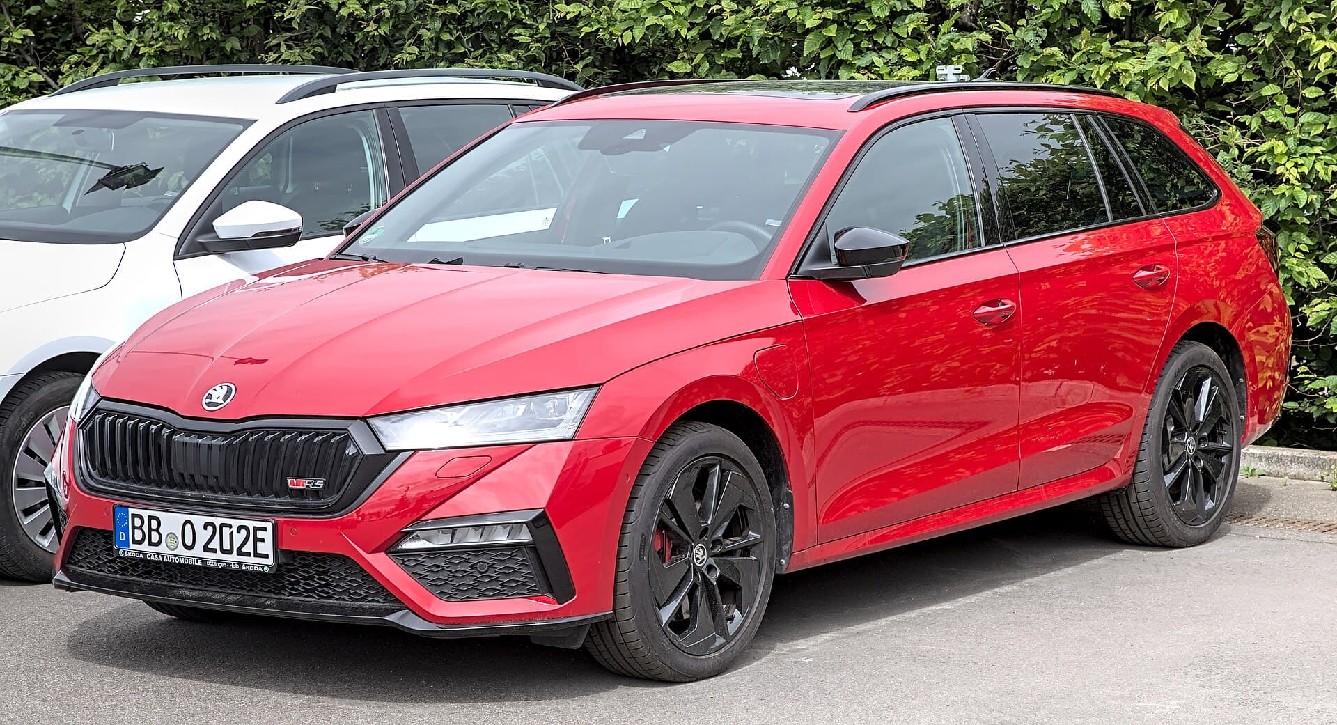 Skoda Octavia rouge vue trois quarts avant