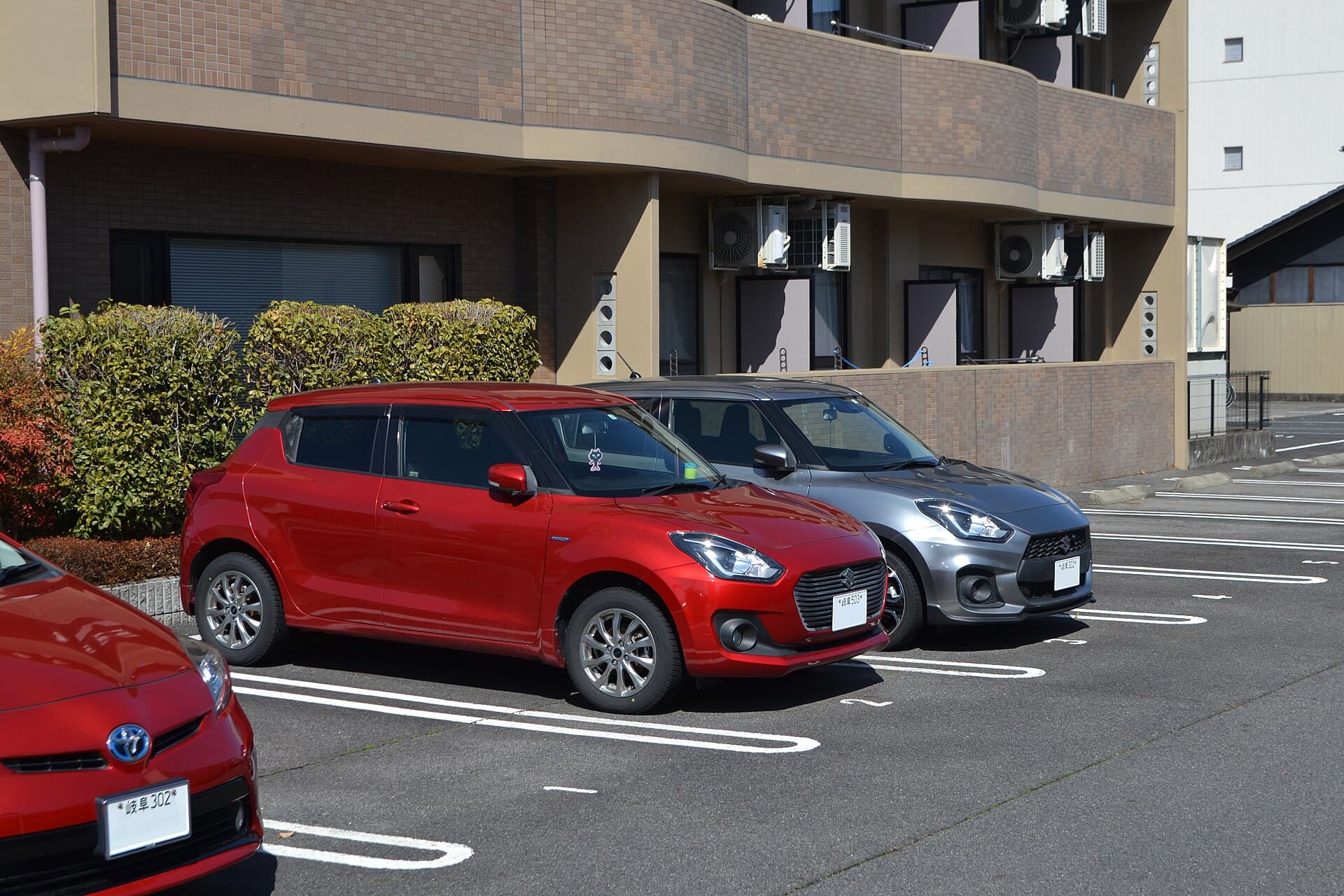 Suzuki Swift rouge vue trois quarts avant