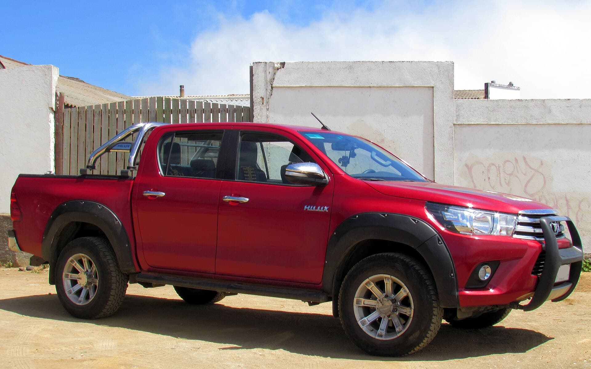 Toyota Hilux rouge double cabine vue de profil
