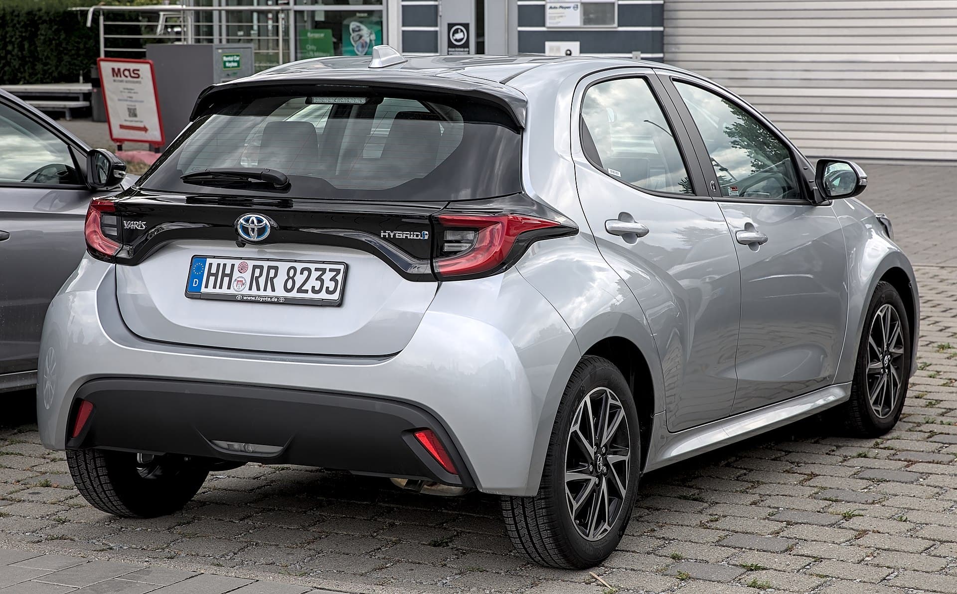 Toyota Yaris hybride grise vue trois quarts arrière