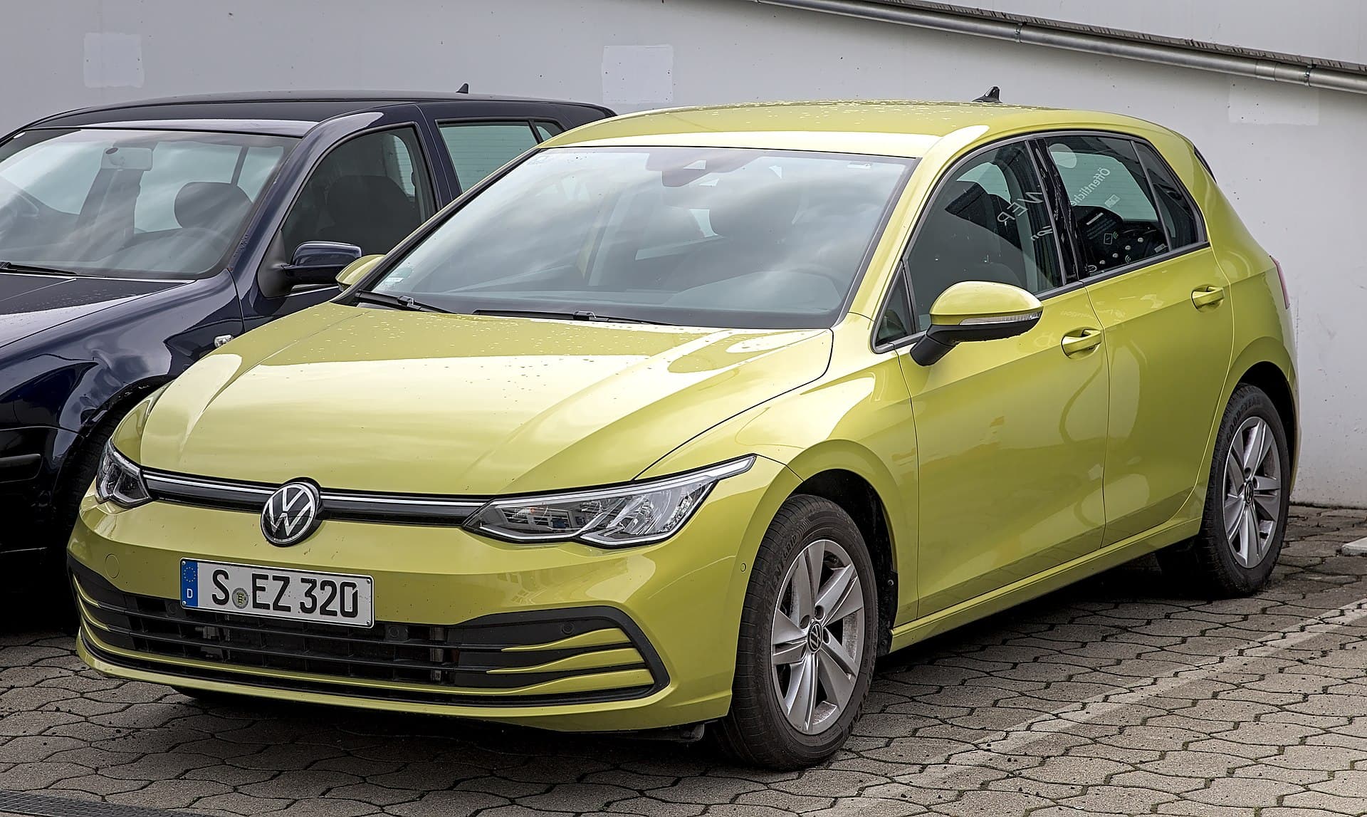 Volkswagen Golf 8 verte vue trois quarts avant
